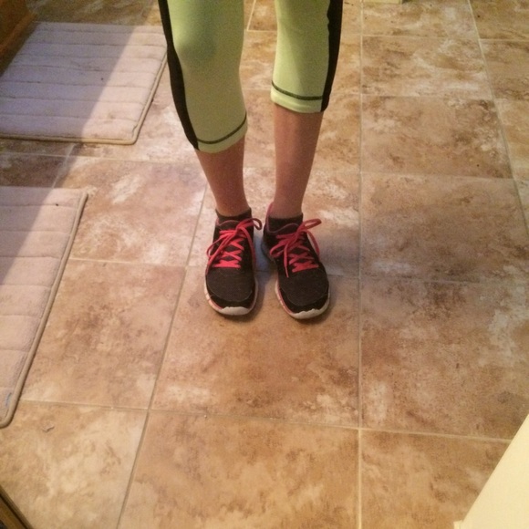 SALE! Pink and black Nike running shoes - Picture 3 of 4